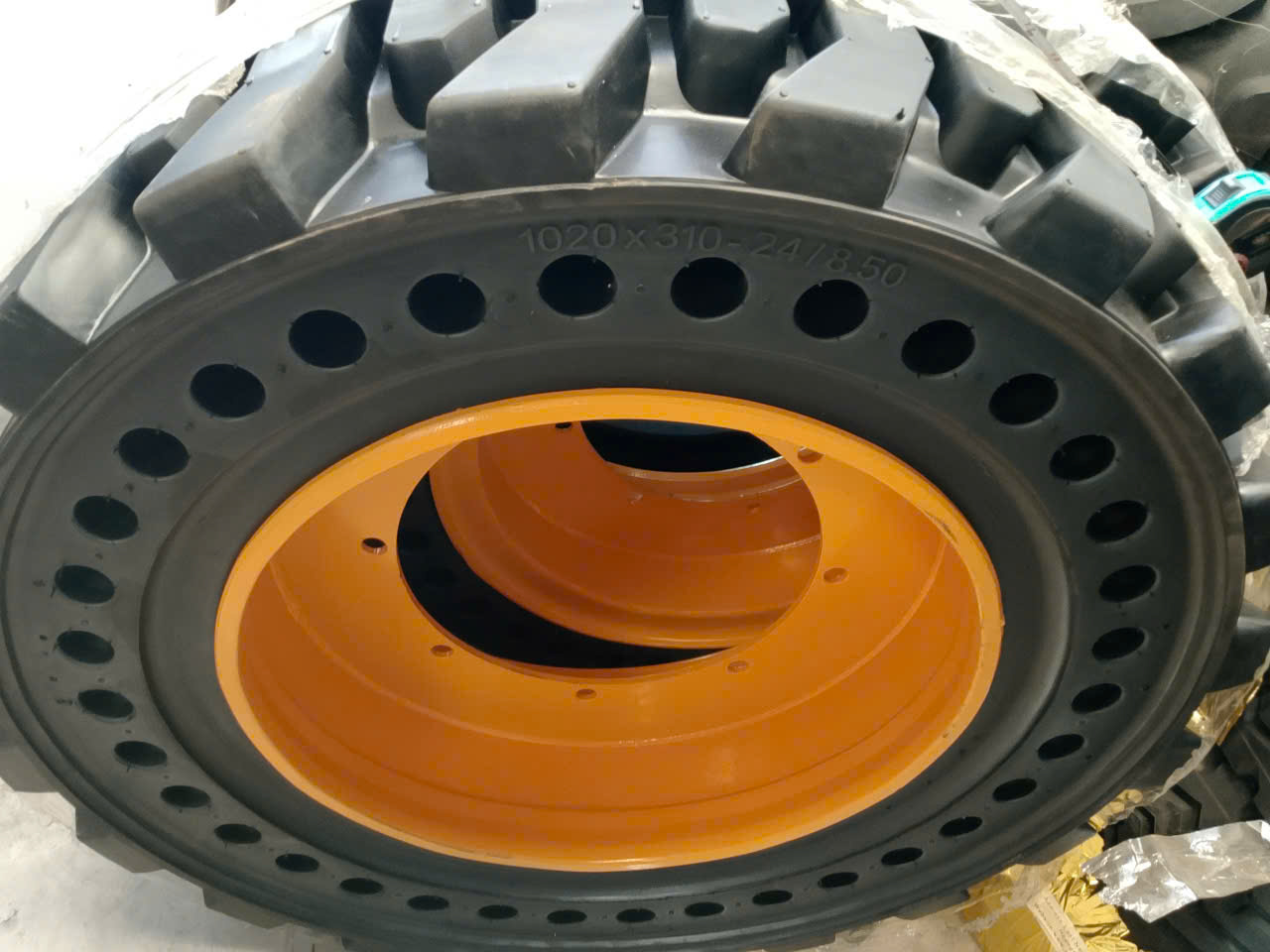 Lốp đặc 16/70-20 gai lớn